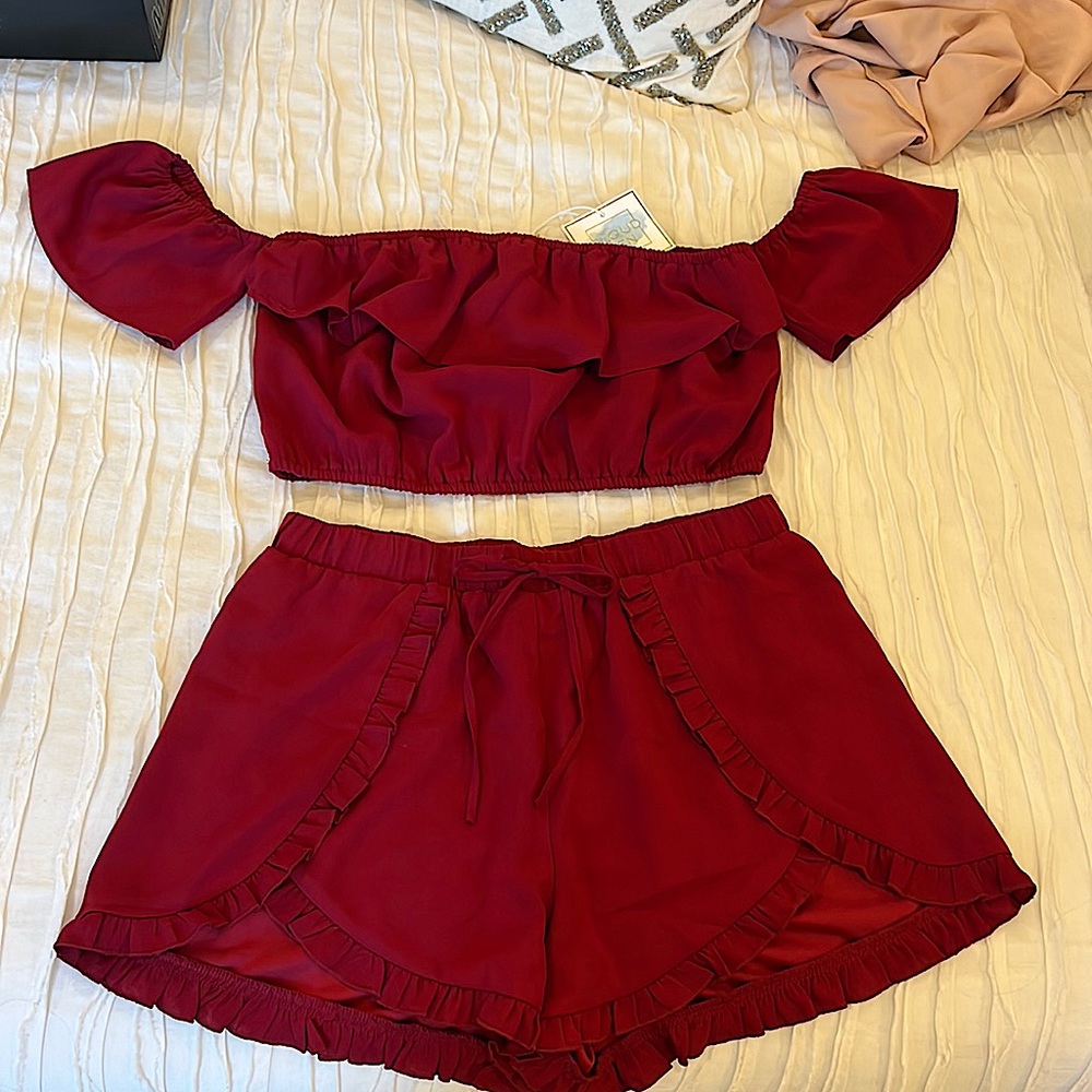Super cute off shoulder 2 piece short set. Brand new! Never been worn.